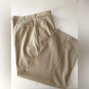 Ruff Hewn men’s khaki pants size 36. Pleated w/slant front pockets & 💯% cotton.